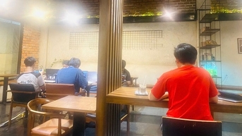 ហេតុអ្វី​បាន​ជា​អ្នក​មាន​ប្រាក់​ខែ​៥​លាន​នៅ​តែ​ចូល​ហាង​កាហ្វេ​ជា​ប្រចាំ?