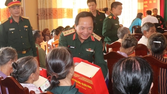 Thượng tướng Trịnh Văn Quyết dự Ngày hội Đại đoàn kết tại thôn Hạ Vĩnh (Thanh Hà)
