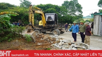គ្រួសារចំនួនពីរនៅខេត្ត Nghi Xuan បានបរិច្ចាគដីដែលមានតម្លៃជិតកន្លះពាន់លានដុង ដើម្បីពង្រីកផ្លូវ។