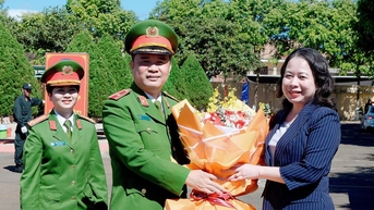 Phó Chủ tịch nước Võ Thị Ánh Xuân thăm, chúc Tết cán bộ, chiến sĩ Trung...