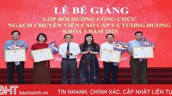 Bế giảng lớp bồi dưỡng công chức ngạch chuyên viên cao cấp tại Hà Tĩnh
