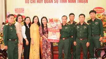 សមមិត្ត Chamaléa Thi Thuy សមាជិកគណៈកម្មាធិការបក្សខេត្ត ប្រធានគណកម្មាធិការចលនាមហាជនខេត្ត បានចុះសួរសុខទុក្ខ និងអបអរសាទរដល់បញ្ជាការដ្ឋានកងរាជអាវុធហត្ថខេត្ត។