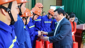 Đoàn ĐBQH tỉnh thăm, tặng quà Tết tại TP Uông Bí