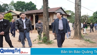 Phó Chủ tịch UBND tỉnh Hoàng Nam kiểm tra công tác xóa nhà tạm, dột nát tại  Hướng Hóa, Đakrông