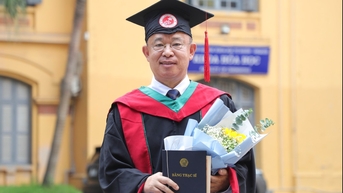Người đàn ông Nhật Bản chọn Việt Nam học thạc sĩ, nhận bằng ở tuổi 63