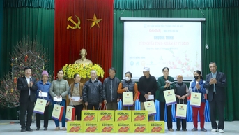 Trao quà Tết cho các hộ dân có hoàn cảnh khó khăn tại huyện Ứng Hoà