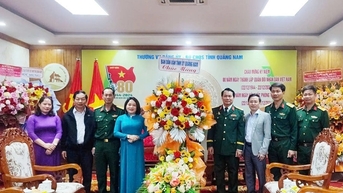 도당위원회 대중동원위원회 위원장 Huynh Thi Thuy Dung이 광남성 군사사령부를 방문하여 축하했습니다.