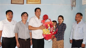NTO - សមមិត្ត Nguyen Long Bien សមាជិកគណៈកម្មាធិការបក្សខេត្ត អនុប្រធានគណៈកម្មាធិការប្រជាជនខេត្ត បានអញ្ជើញទៅសួរសុខទុក្ខ និងជូនអំណោយដល់គ្រួសារគោលនយោបាយក្នុងទិវាយុទ្ធជនពិការ។