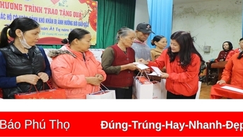 Trao quà cho các hộ có hoàn cảnh khó khăn tại xã Văn Bán