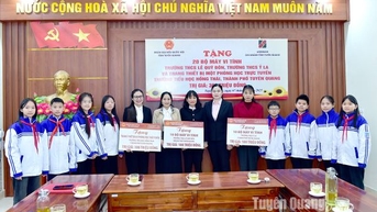 Trao tặng máy tính, thiết bị dạy học cho trường học trên địa bàn huyện Hàm Yên và thành phố Tuyên Quang