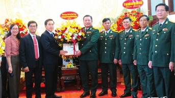 Đồng chí Phạm Văn Hậu, Phó Bí thư Thường trực Tỉnh ủy, Chủ tịch HĐND tỉnh thăm, chúc mừng Bộ Chỉ huy Quân sự tỉnh