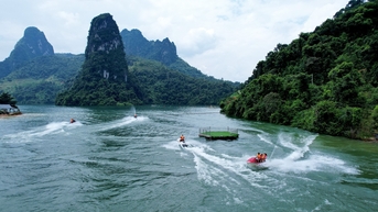 Trải nghiệm vịnh "chữa lành" ẩn giấu giữa núi rừng Tây Bắc