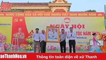 អនុប្រធានអចិន្ត្រៃយ៍គណៈកម្មាធិការប្រជាជនខេត្ត Nguyen Van Thi បានចូលរួមទិវាឯកភាពជាតិដ៏អស្ចារ្យនៅភូមិ Minh Hung