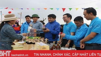 Thach Ha에서 열리는 신나는 "나는 조국을 사랑한다" 축제