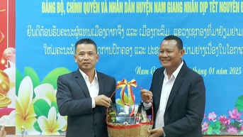 Lãnh đạo huyện Đắc Chưng và Kà Lừm (tỉnh Sê Kông, Lào) thăm, chúc tết huyện Nam Giang