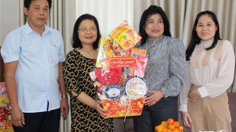 Đoàn đại biểu Quốc hội đơn vị tỉnh Ninh Thuận thăm, tặng quà Tết cho các đồng chí nguyên đại biểu Quốc hội