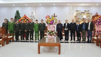 Công an Nghệ An chúc mừng Tòa Giám mục Giáo phận Vinh nhân Lễ Giáng sinh 2024