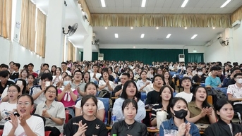 Điểm chuẩn ngành sư phạm ‘chót vót’, hiệu trưởng nói gì?