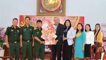 សមមិត្ត Le Van Binh សមាជិកគណៈកម្មាធិការបក្សខេត្ត ប្រធានគណៈកម្មាធិការមជ្ឈិមរណសិរ្សមាតុភូមិវៀតណាមខេត្ត បានអបអរសាទរចំពោះអង្គភាព និងមូលដ្ឋានក្នុងឱកាសចូលឆ្នាំថ្មី។
