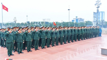 Bộ CHQS tỉnh dâng hoa, báo công với Bác tại Quảng trường Hồ Chí Minh