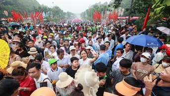 មនុស្ស​ជា​ច្រើន​បាន​មក​អុជ​ធូប​ដើម្បី​រំលឹក​ដល់​ស្តេច Hung។