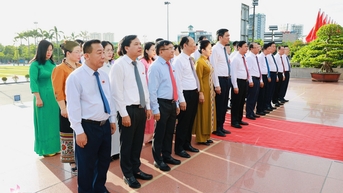 Lãnh đạo tỉnh, đại biểu HĐND tỉnh dâng hoa tưởng niệm Chủ tịch Hồ Chí Minh