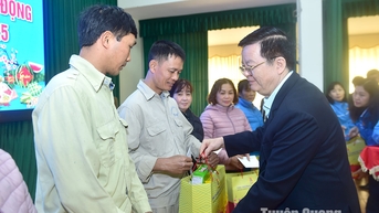 Trưởng Ban Dân vận Trung ương Mai Văn Chính thăm, tặng quà Tết công nhân, người lao động