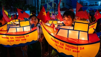 Tết Trung thu xách đèn đi chơi