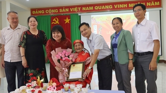 Lãnh đạo UBND tỉnh thăm, tặng quà các đơn vị, người cao tuổi nhân Ngày Quốc tế Người cao tuổi