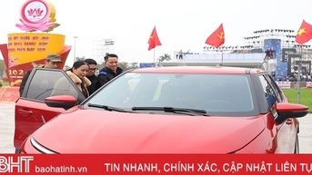 Xe điện VinFast thu hút sự quan tâm của người dân Hà Tĩnh