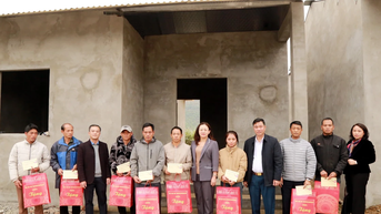 Phó Chủ tịch UBND tỉnh Giàng Thị Dung thăm, tặng quà tại huyện Bát Xát