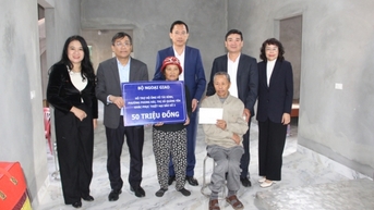 Thứ trưởng Thường trực Bộ Ngoại giao Nguyễn Minh Vũ trao tặng kinh phí ủng hộ khắc phục bão số 3, tặng quà Tết cho hộ cận nghèo tại TX Quảng Yên