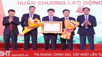 Công ty CP Môi trường và Công trình đô thị Hà Tĩnh đón Huân chương Lao động hạng Nhất