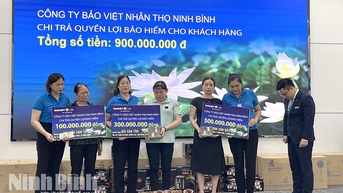 Bảo Việt Nhân thọ Ninh Bình chi trả 900 triệu đồng cho 3 khách hàng tham gia bảo hiểm