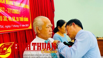 ការ​ប្រគល់​ផ្លាក​សញ្ញា​គណបក្ស​ដល់​សមាជិក​ជាន់​ខ្ពស់​គណបក្ស
