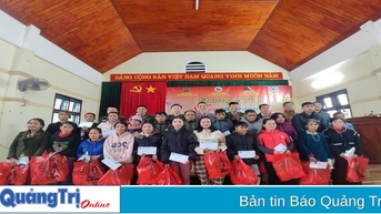Hàng trăm suất quà hỗ trợ Nhân dân và học sinh khu vực biên giới đón Tết