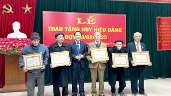 Đồng chí Vân Đình Thảo trao Huy hiệu Đảng đợt 3-2 tại huyện Sơn Dương