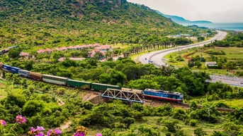 Tàu Thống Nhất vào Top 9 đoàn tàu đáng trải nghiệm năm 2025