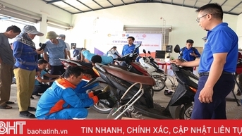 Thay dầu xe máy miễn phí cho 1.500 thanh niên công nhân, người lao động