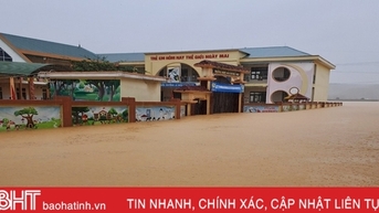 Nước lũ rút chậm, nhiều hộ dân ở Hà Tĩnh vẫn chịu cảnh ngập lụt