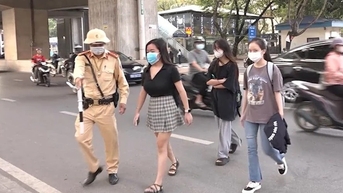 잘못된 장소에서 길을 건너는 보행자에게는 벌금이 부과됩니다.