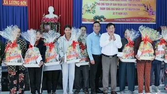 Lãnh đạo UBND tỉnh thăm, tặng quà hộ khó khăn nhân dịp tết Nguyên đán Ất Tỵ 2025