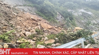 Sạt lở gây tắc nghẽn đường lên Cửa khẩu quốc tế Cầu Treo