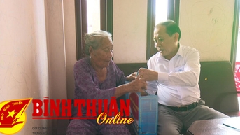 លេខាបក្សស្រុក Ham Thuan Bac ទៅសួរសុខទុក្ខសាច់ញាតិទាហាន Dien Bien