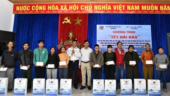 Hải đoàn 21 tặng quà cho bà con ở xã Trà Giang