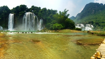 ឮសំឡេងទឹកធ្លាក់នៅក្បាលដីមាតុភូមិ...