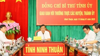 Bí thư Tỉnh ủy giao ban với Thường trực các huyện, thành ủy