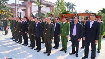 Thứ trưởng Bộ Công an dâng hương tưởng niệm Chủ tịch Hồ Chí Minh