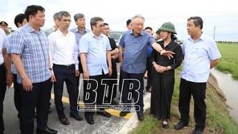 Phó Thủ tướng thường trực Chính phủ Nguyễn Hòa Bình kiểm tra công tác khắc phục hậu quả bão số 3 tại Thái Bình