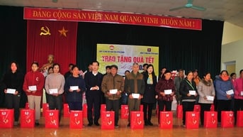 Trao tặng 153 suất quà Tết cho hộ nghèo